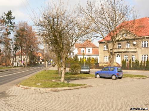 На заднем плане роддом. Ближе к углу была остановка