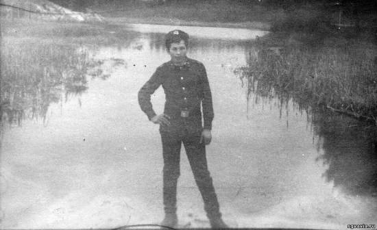 Сапач, на фоне озера