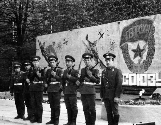 Солдаты 3 аэ и нач. караула Д. Шмаков.